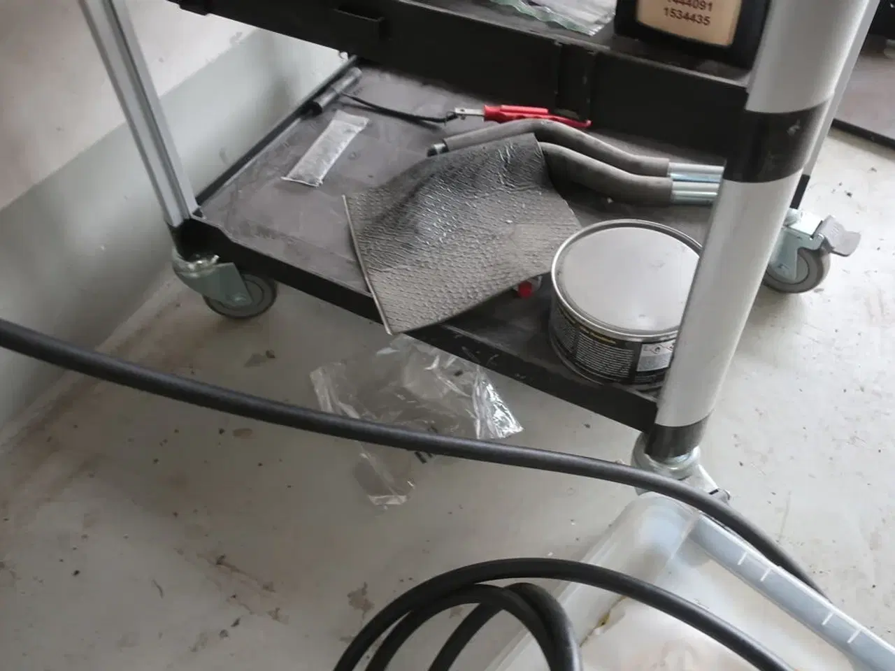 Billede 5 - Rullebord med indhold