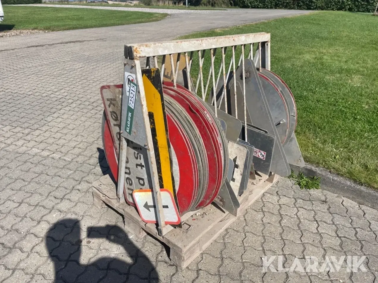 Billede 1 - Diverse vejskilte ca 74 styk med holder