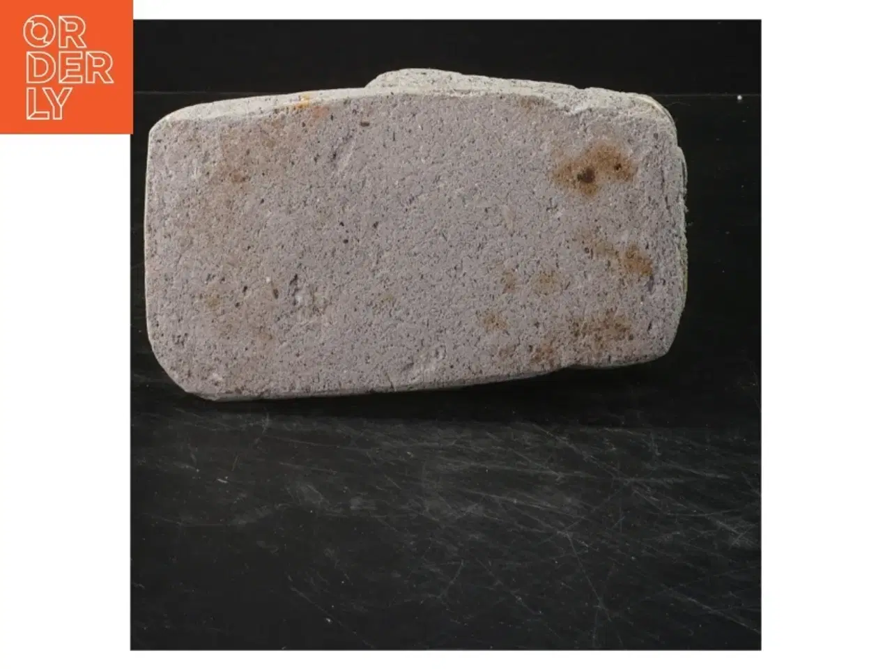 Billede 2 - Lille skulptur af figur med hat (str. 13x16x9 cm)