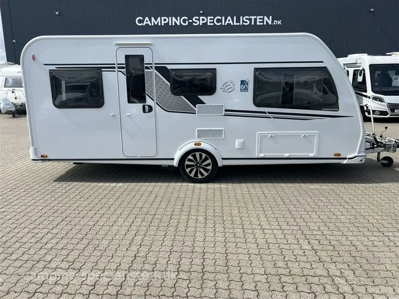 Billede 1 - 2022 - Knaus Südwind 500 EU   Lækker Knaus med enkeltsenge og stor rundsiddegruppe – spækket med udstyr! kan ses hos Camping-Specialisten.dk