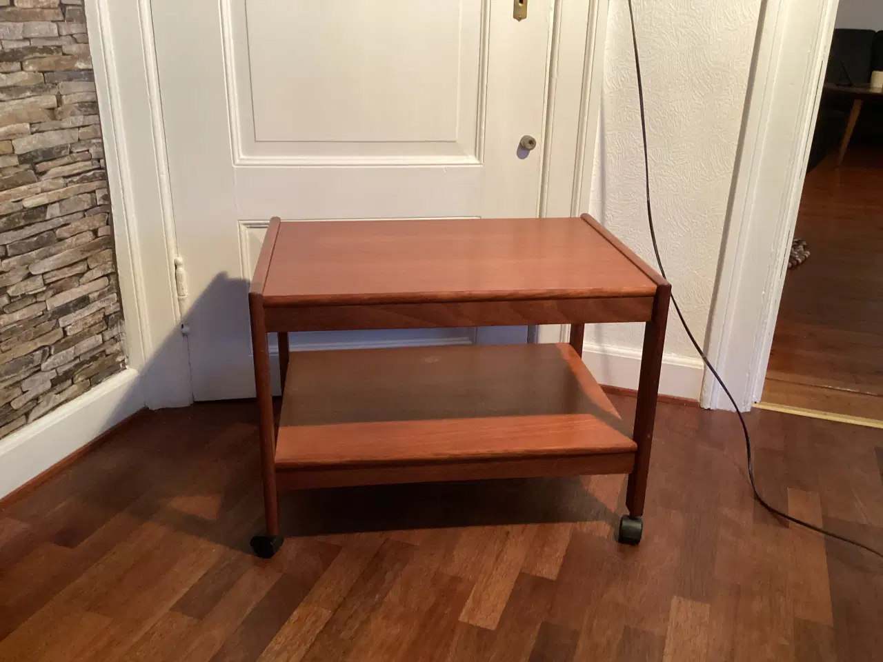 Billede 1 - Teaktræ rullebord med hylde