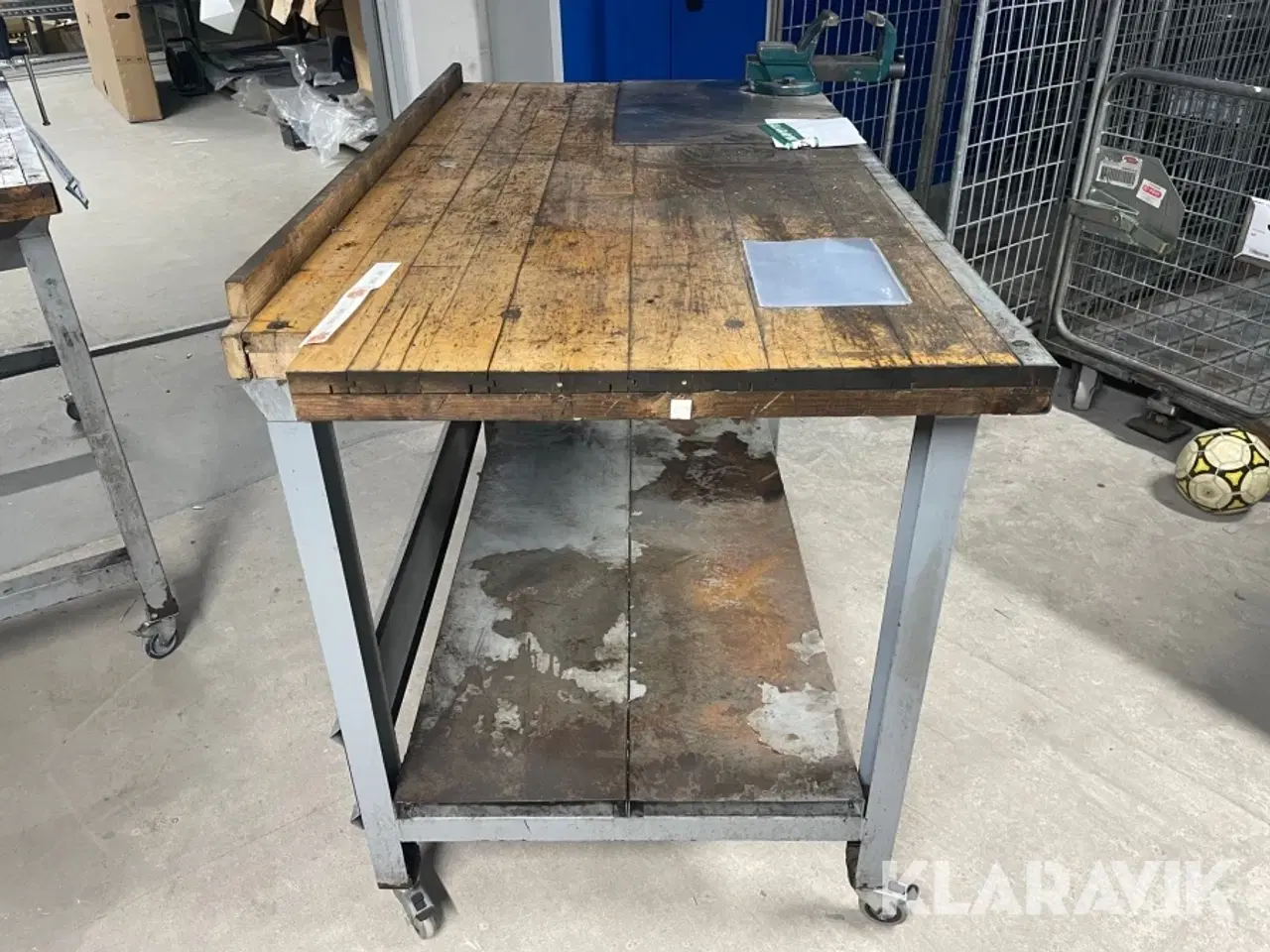 Billede 2 - Arbejdsbord på hjul med skruestik