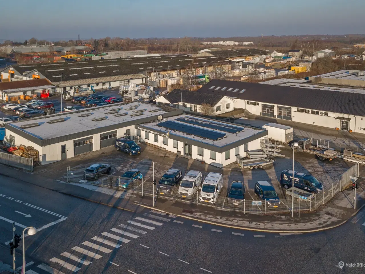 Billede 1 - Markant domicilejendom med optimal fordeling mellem kontor og lager/produktion – Hjørnegrund!