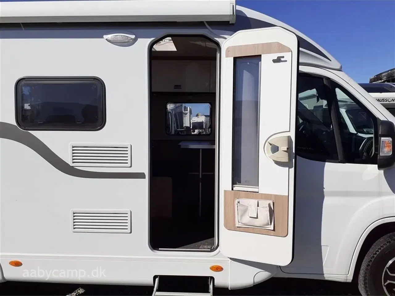 Billede 5 - 2022 - Laika Kosmo Compact 9   Slank og smidig model, perfekt til snoede kystveje. Automatgear.
