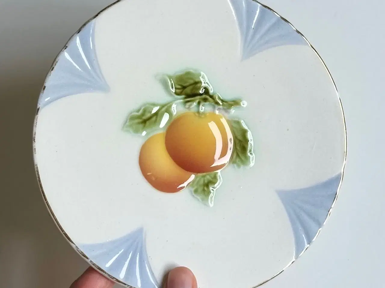 Billede 3 - Fajancetallerkner m appelsiner, 2 stk samlet