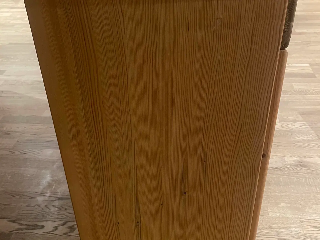 Billede 4 - Stor skænk med 3 låger, 3 hylder og 3 skuffer