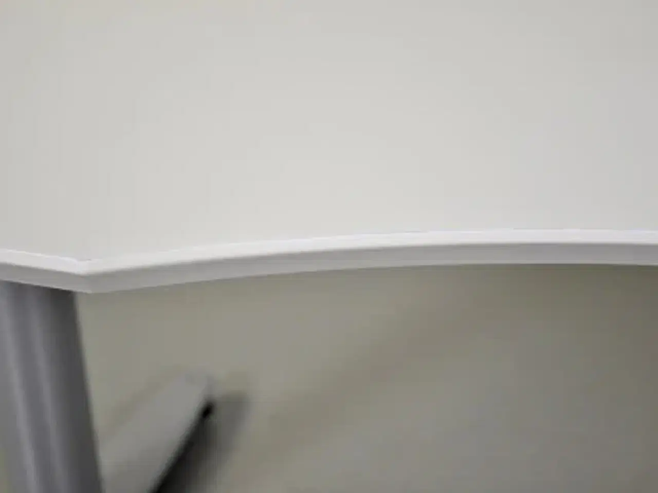 Billede 10 - Hæve-/sænkebord med hvid plade og mavebue, 160 cm.