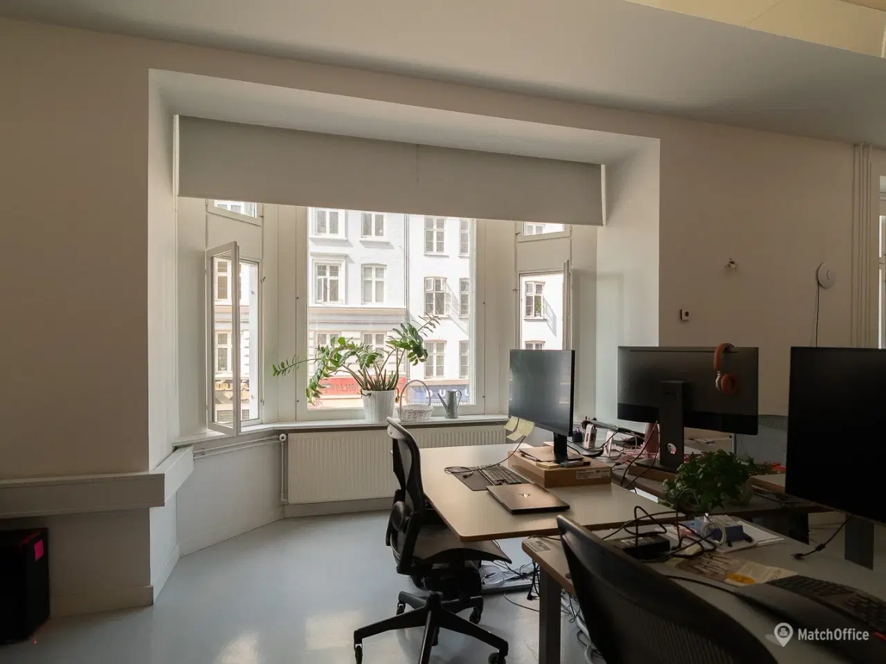 Billede 13 - Rumligt kontor med sans for detaljen midt på Nørrebrogade