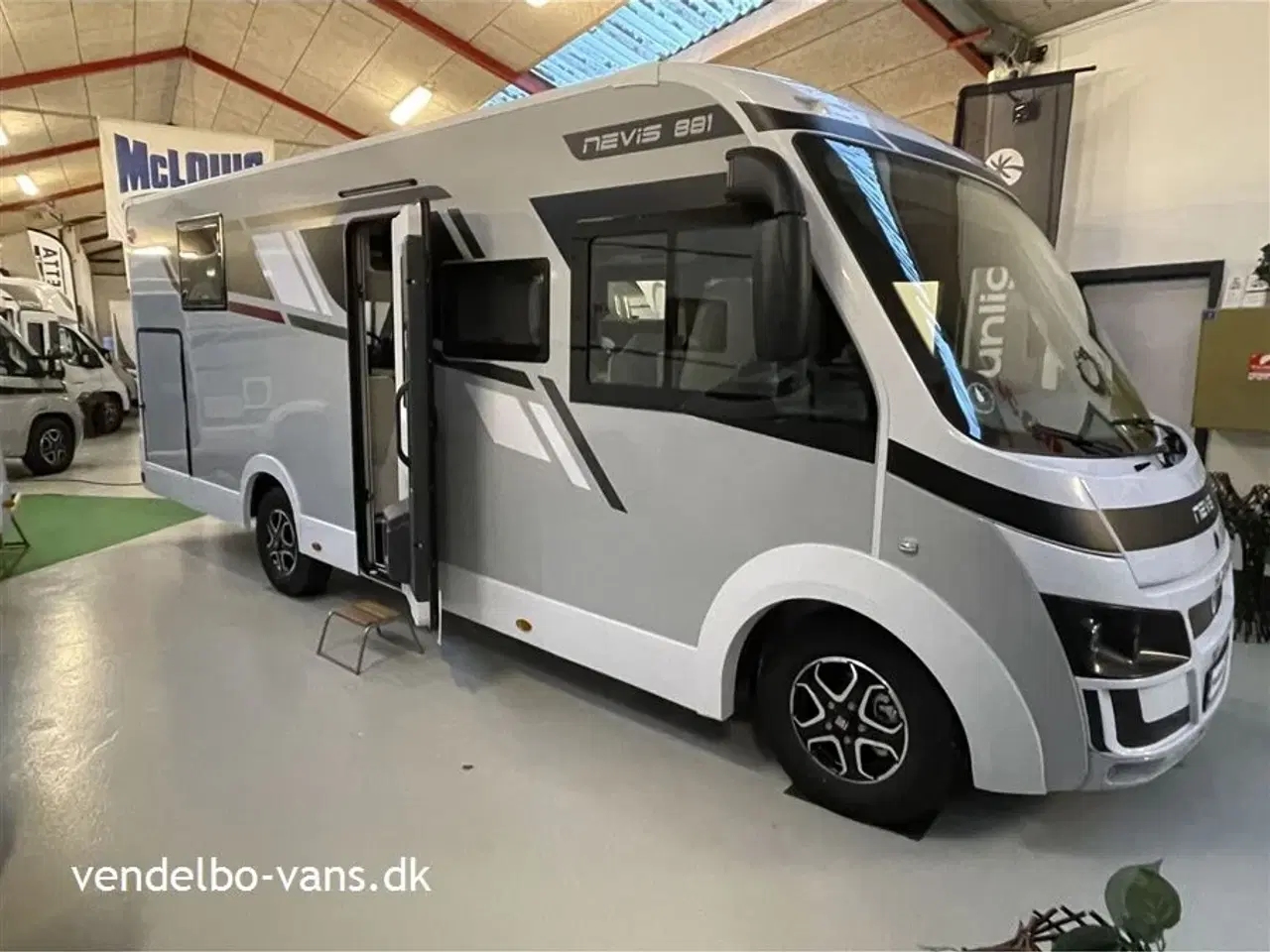 Billede 2 - 2026 - McLouis Nevis Lounge og stor højdejusterbar dobbeltseng bag + dobbeltseng foran