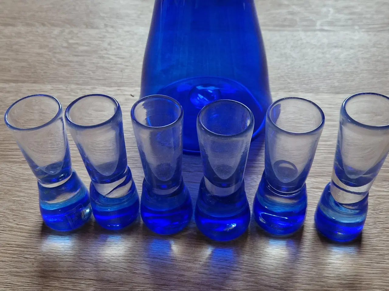 Billede 2 - Blå karaffel 20cm, 6 snapseglas, mundblæst