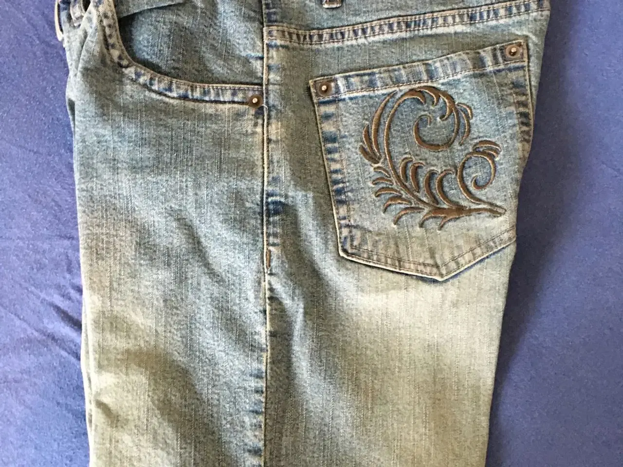 Billede 3 - Lysblå jeans til salg