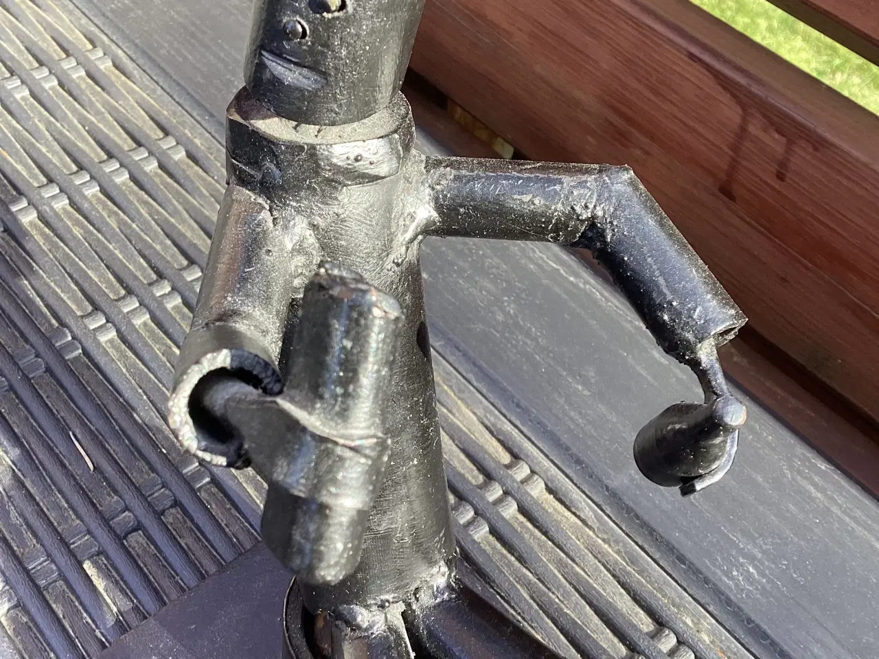 Billede 2 - Metal skulptur af drikkende mand/robot