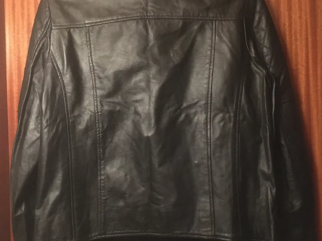 Billede 2 - Sort skindjakke med mange lynlåse