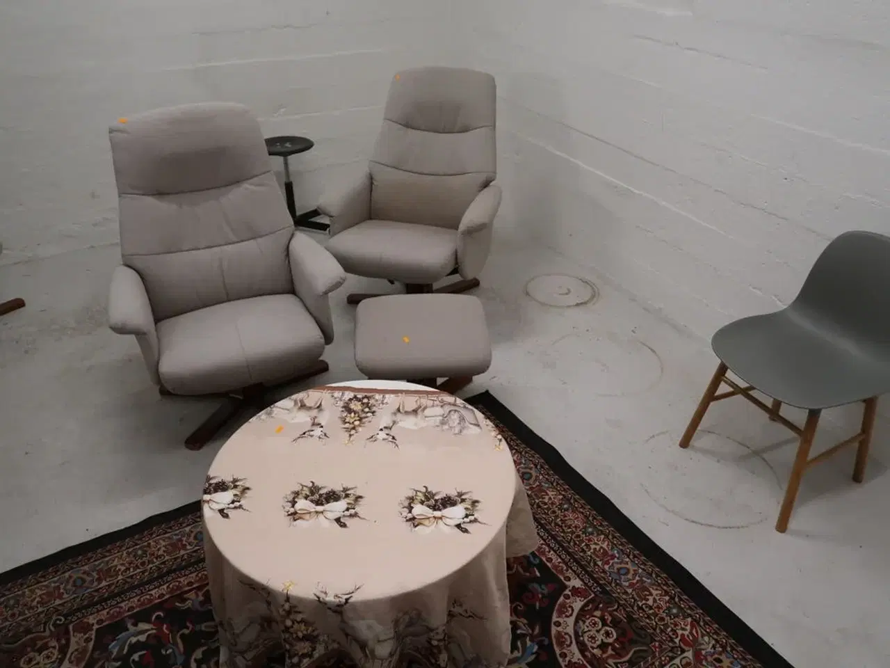 Billede 1 - 2 stk. lænestole, stol, bord samt madraser