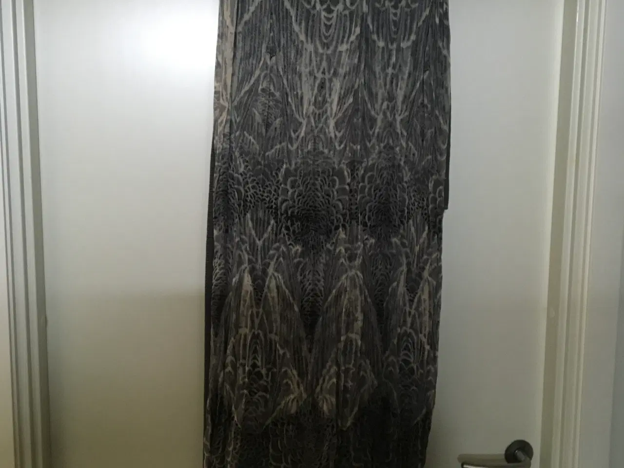 Billede 6 - Fint nyt stort tørklæde i sort/grå/beige