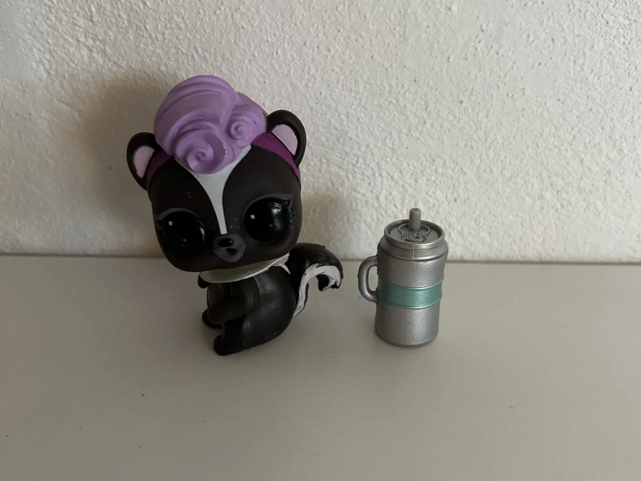 Billede 1 - L.O.L figur med tilbehør