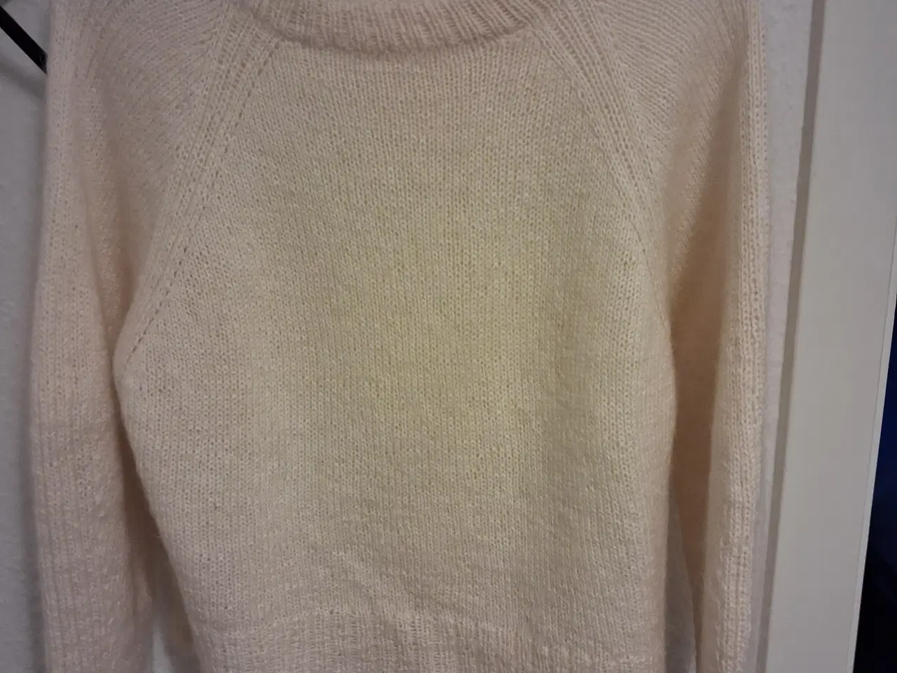 Billede 1 - Strikket sweater i lækker uldgarn 