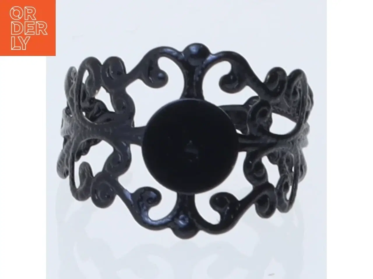 Billede 1 - Sort dekoreret ring (str. 63 mm)