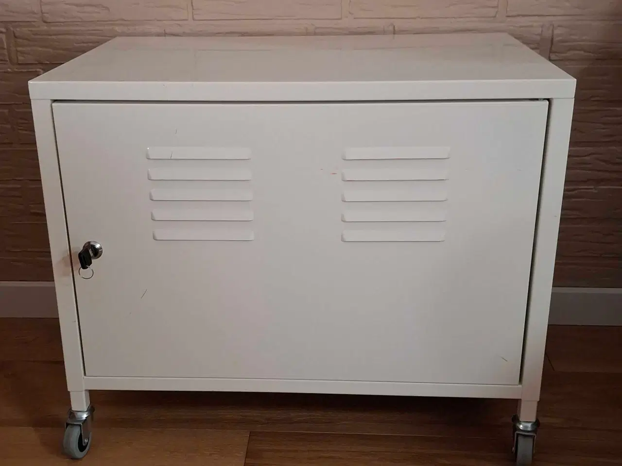 Billede 1 - Metal skab med 1 hylde