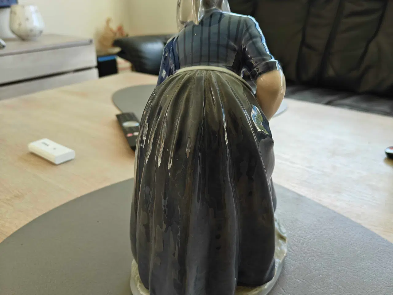 Billede 1 - Royal Copenhagen - pige der samler kartofler