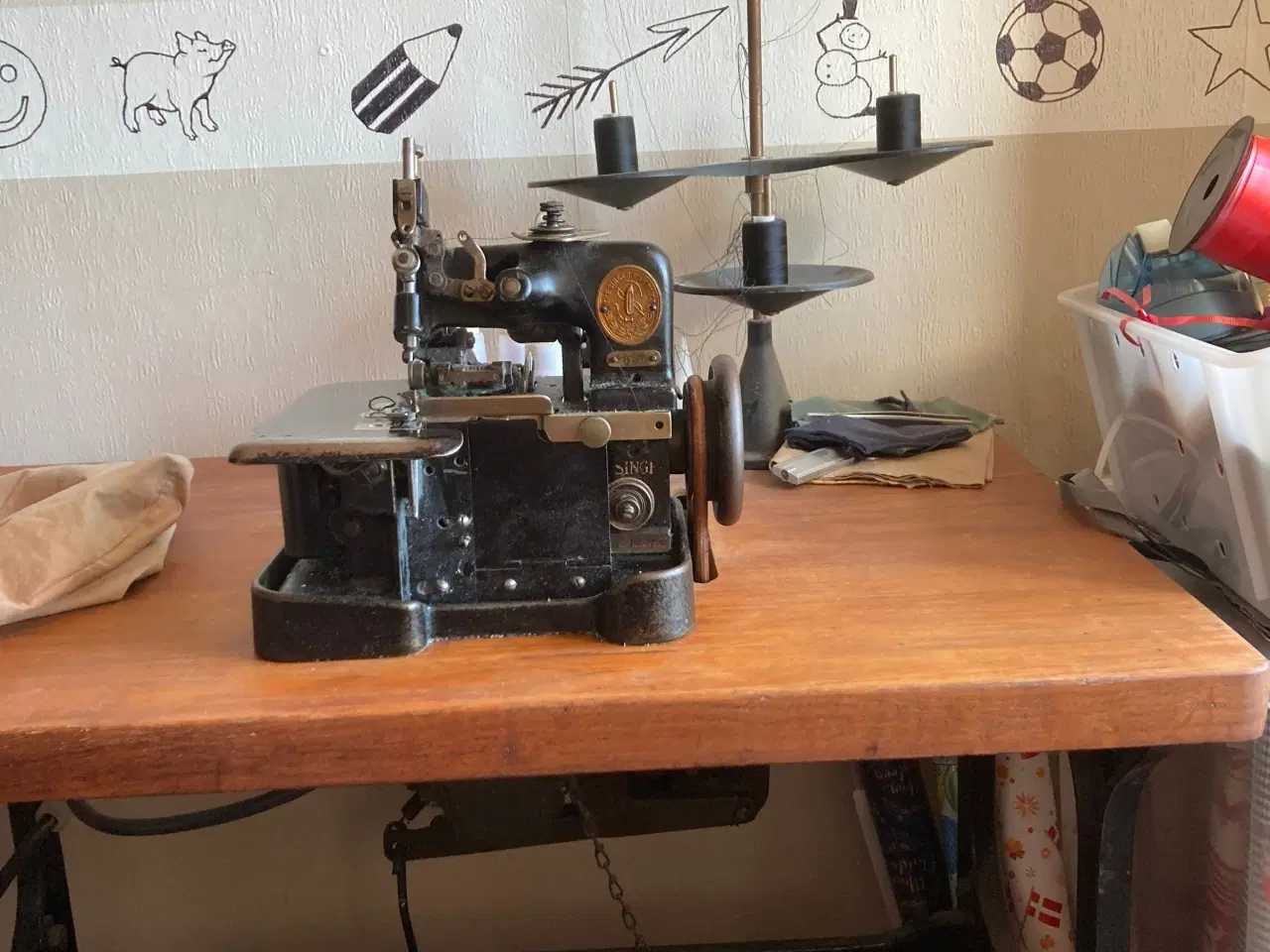 Billede 2 - Gamle Singer symaskiner, stikkesting + overlock