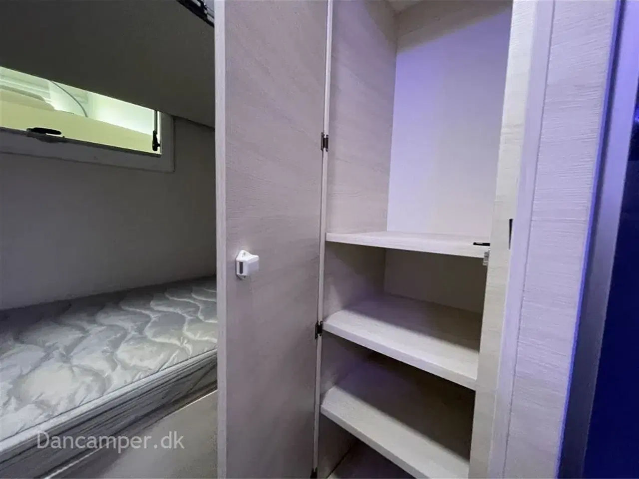 Billede 16 - 2021 - Chausson Titanium 720 Premium   Køjer samt stor dobbelt sænkeseng, 5-prs. 4 sovepladser m.mulighed for 5-6. Smart-lounge, indbygget gasfyldeflaske, markise, cykelholder, 170Hk - Aut.