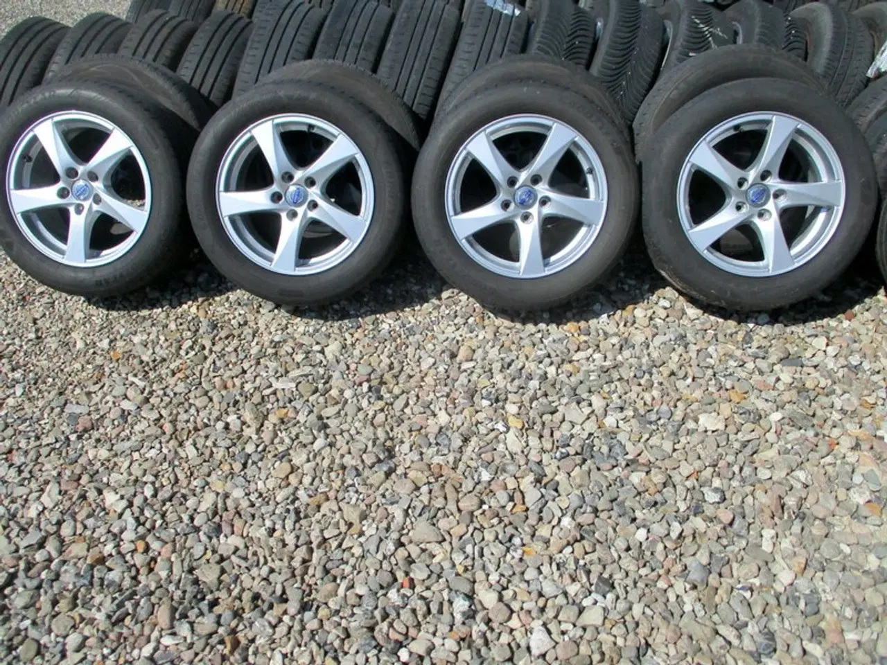 Billede 1 - 16" orig. Volvo 5X108 ET50 215/55/16 sommerdæk