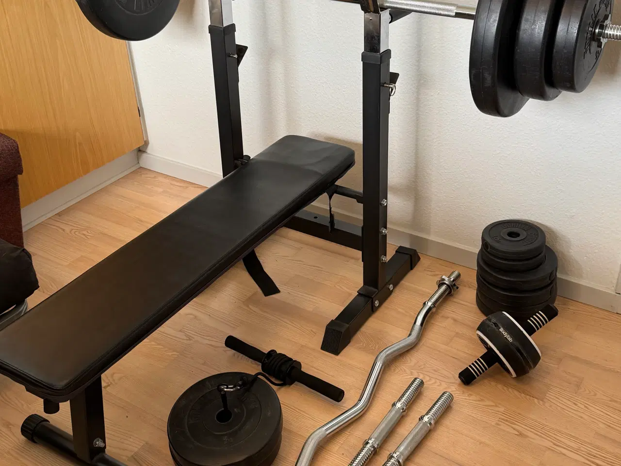 Billede 1 - Komplet vægtstangssæt med træningsbænk sælges