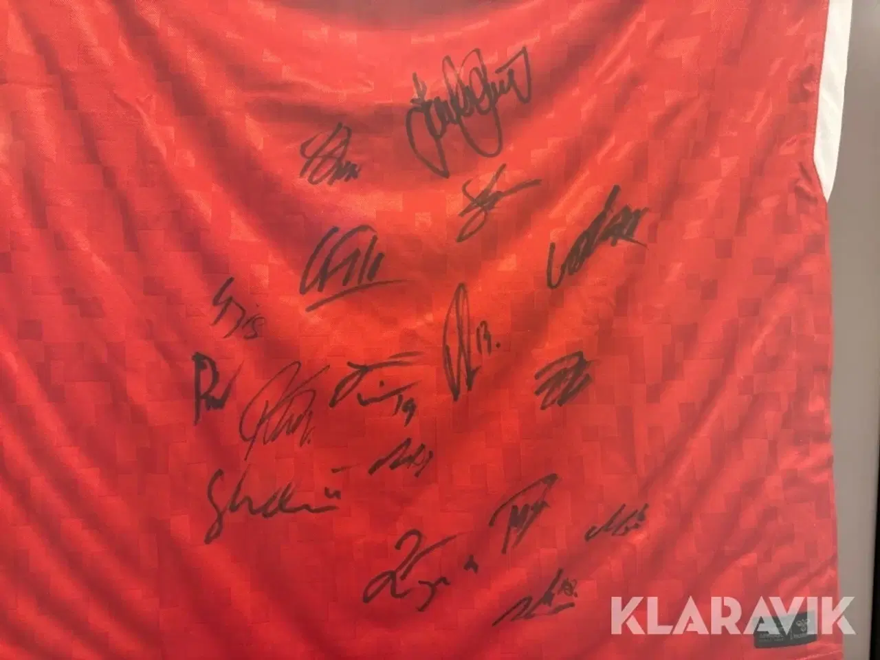 Billede 6 - Cafebord med 2 stole og signeret landsholdstrøje