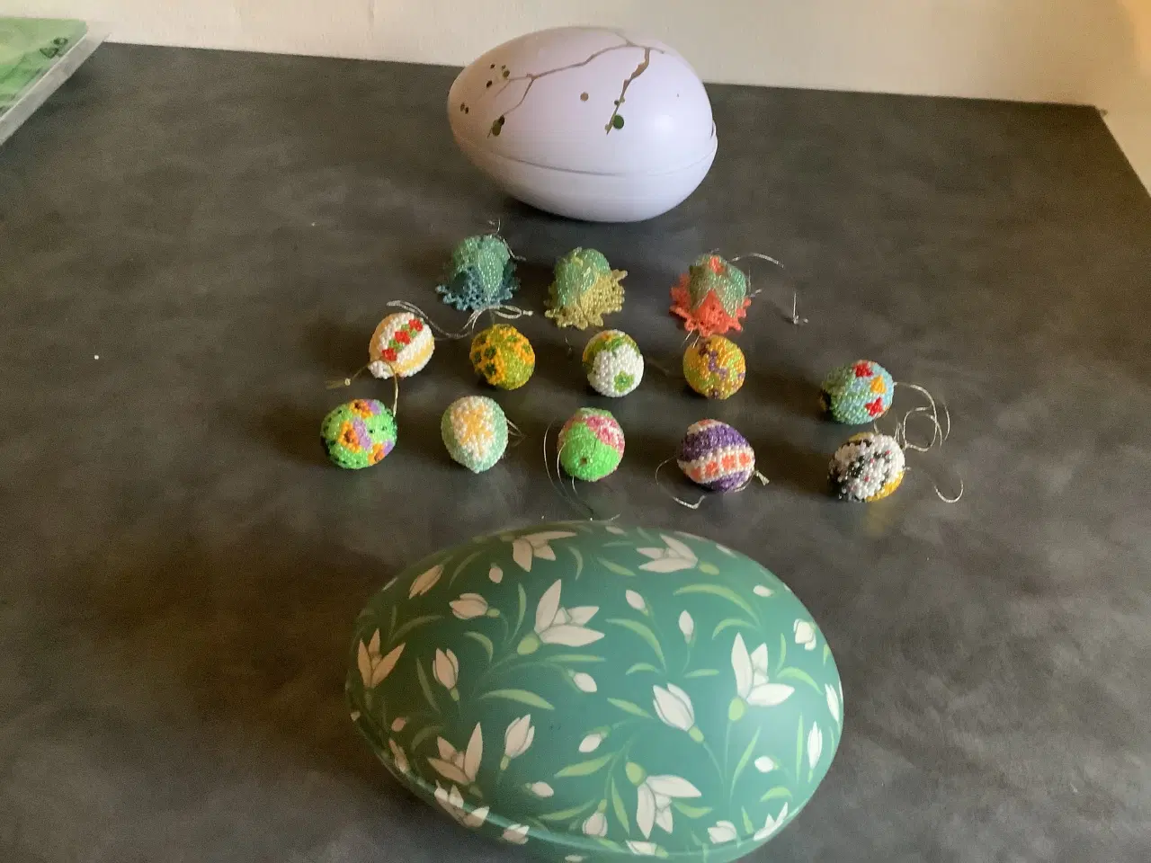 Billede 3 - Små påskeæg lavet i perler og 2 store i metal.
