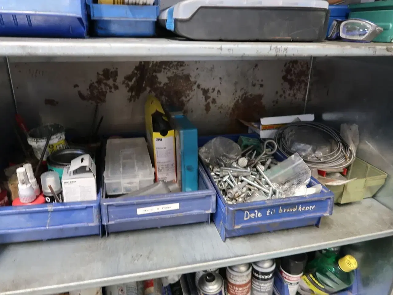Billede 6 - Stålskab med div. Værktøj, plejemidler m.m.