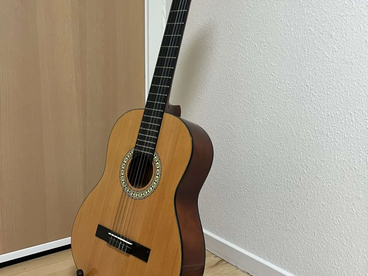 Billede 1 - Guitar med stativ 