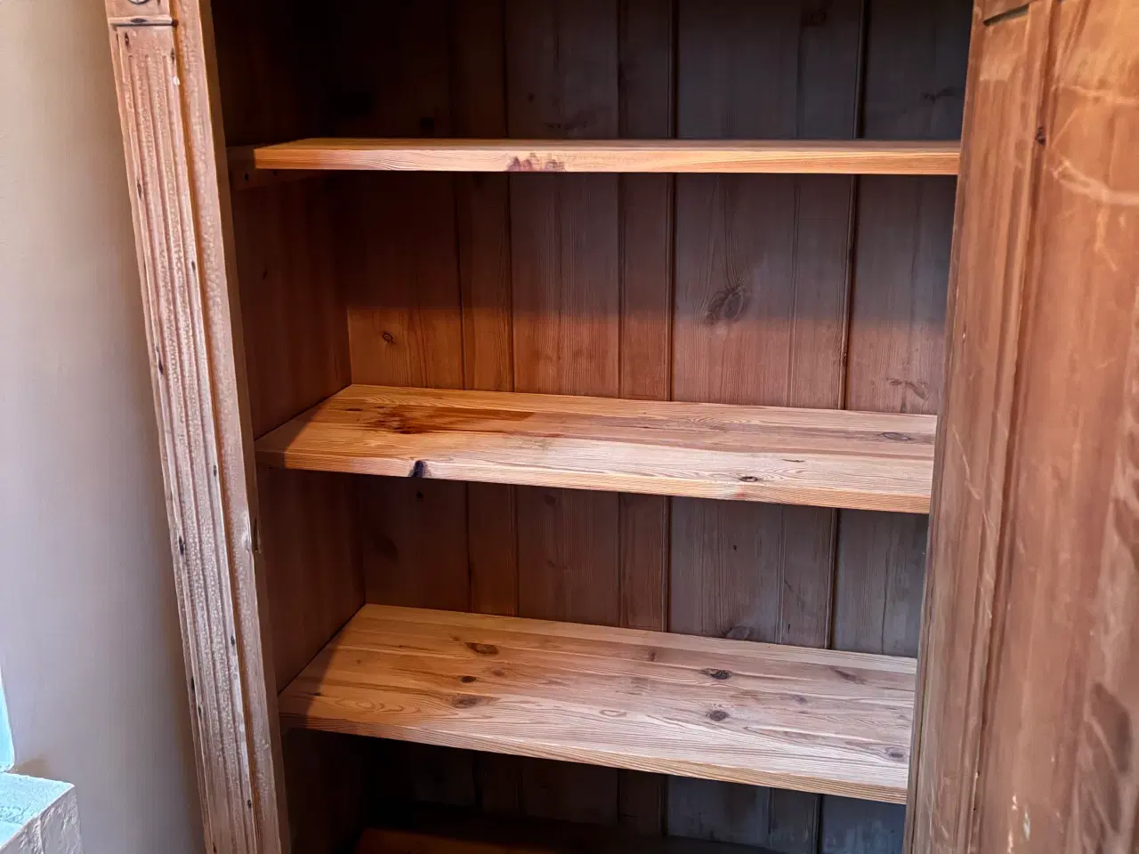 Billede 2 - Skab gives væk 