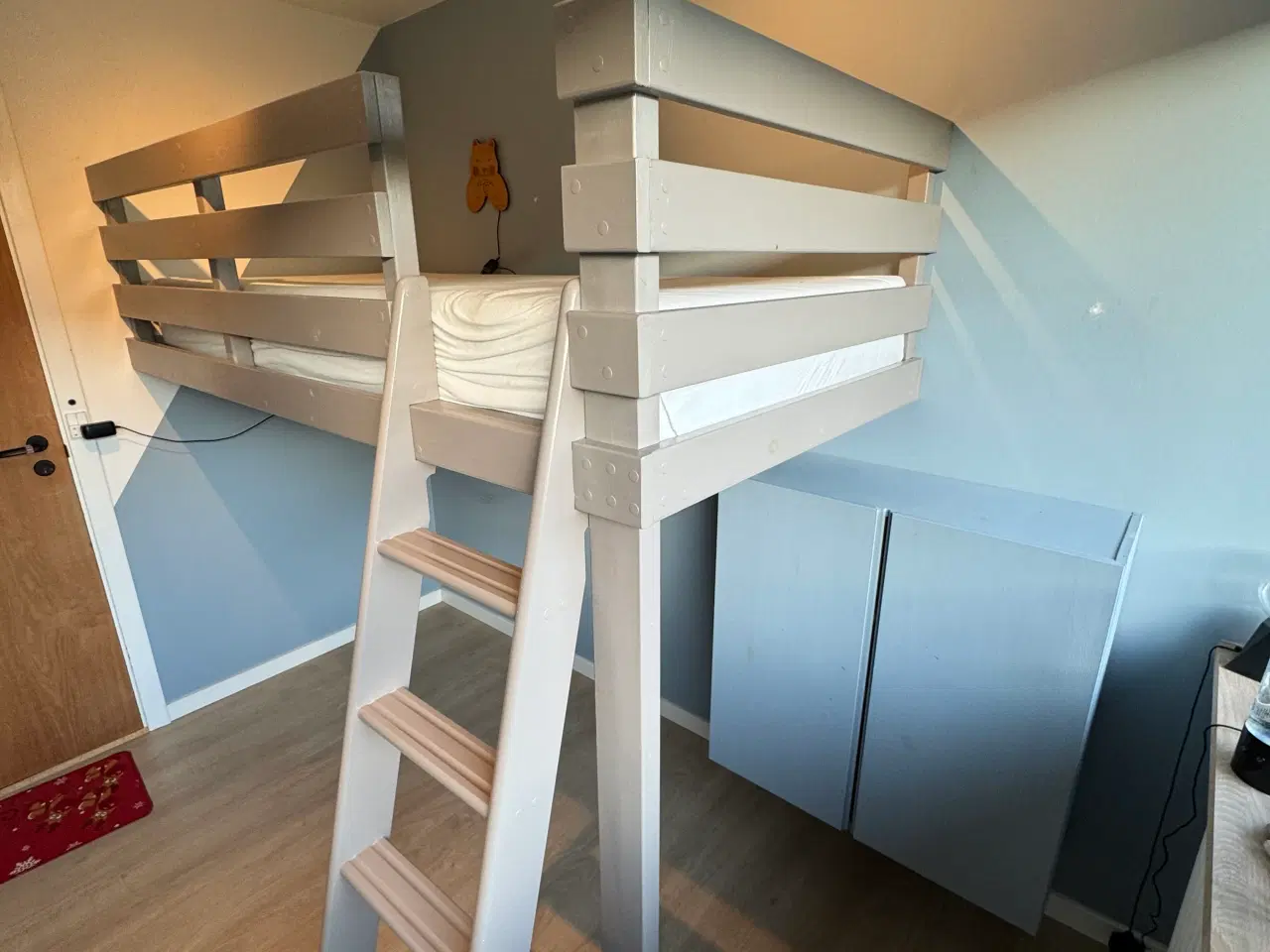 Billede 1 - Seng (hjemmelavet), brugt af barn