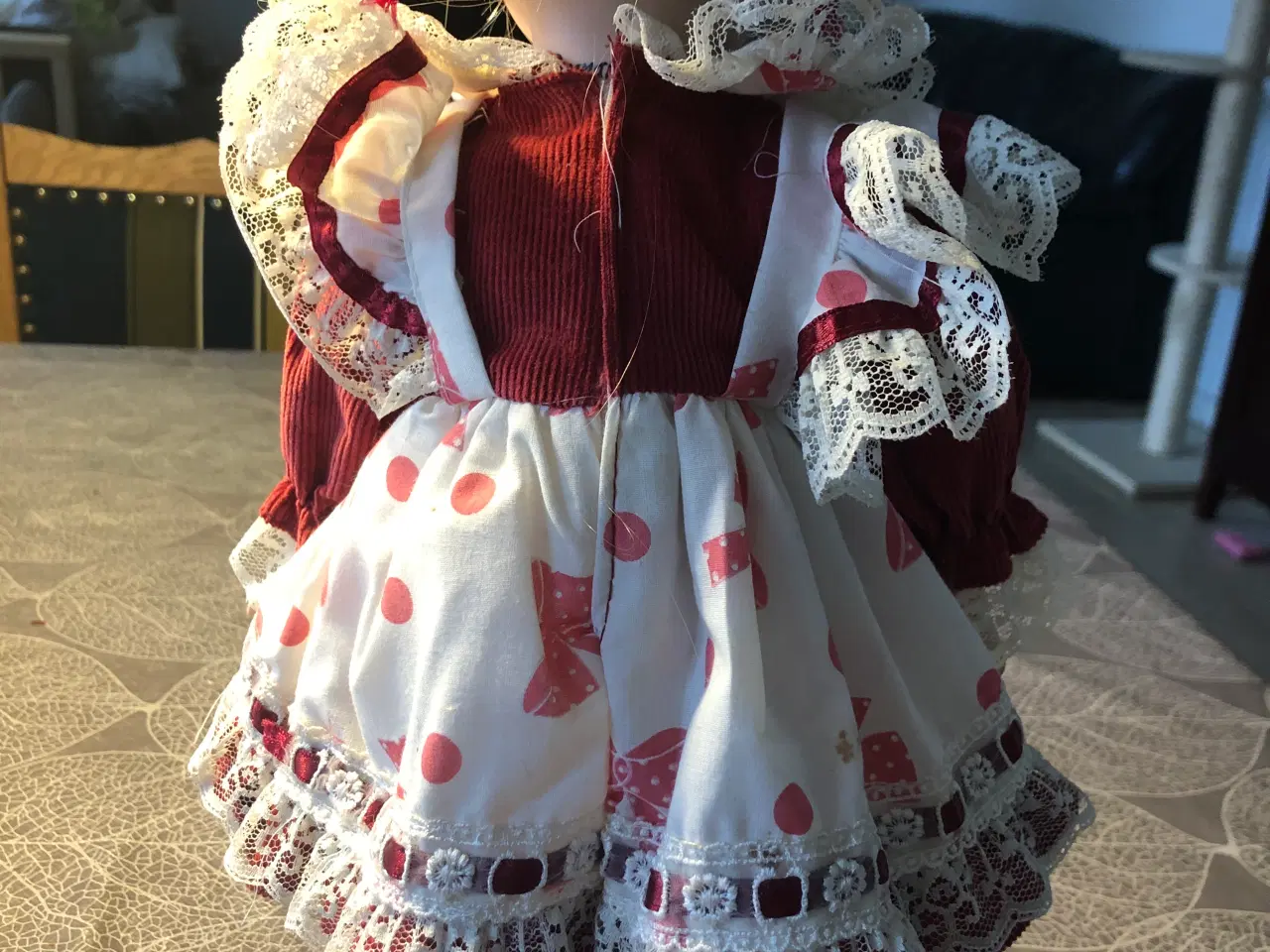 Billede 2 - Porcelæns dukke