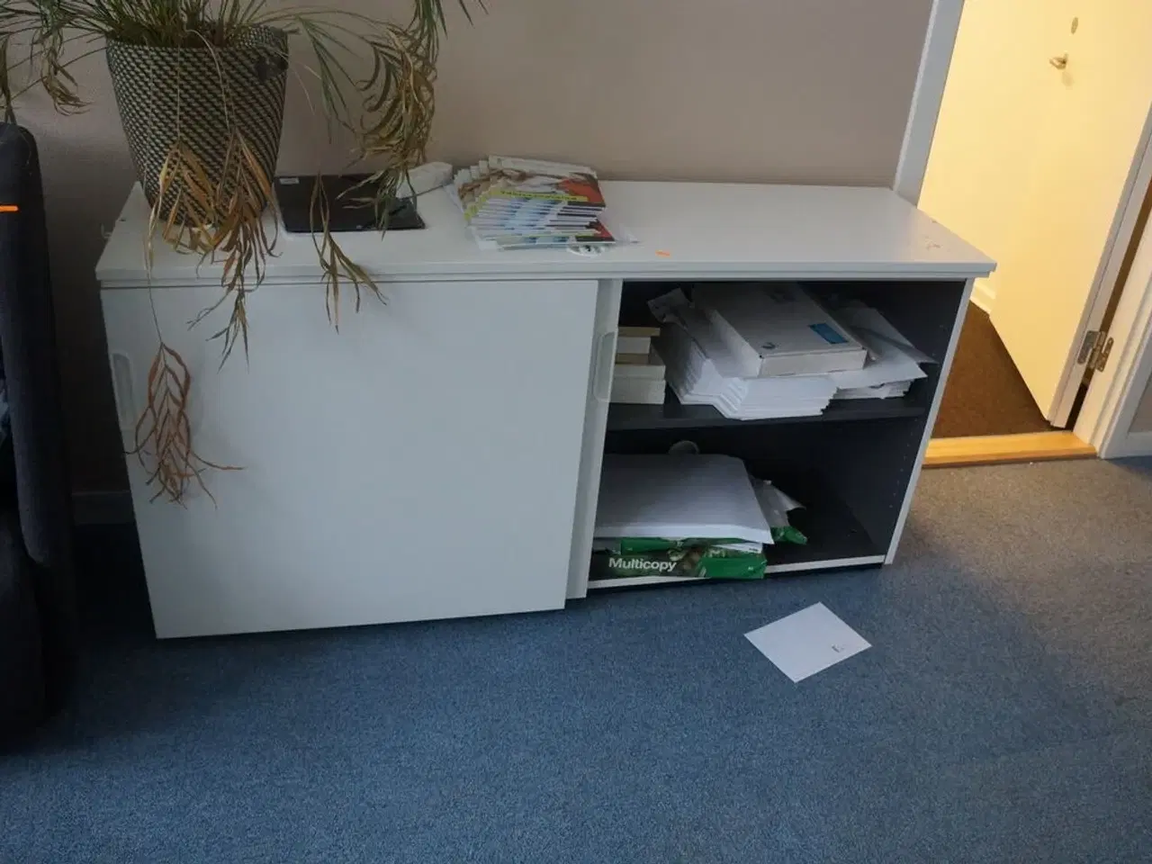 Billede 1 - Kommode med indhold