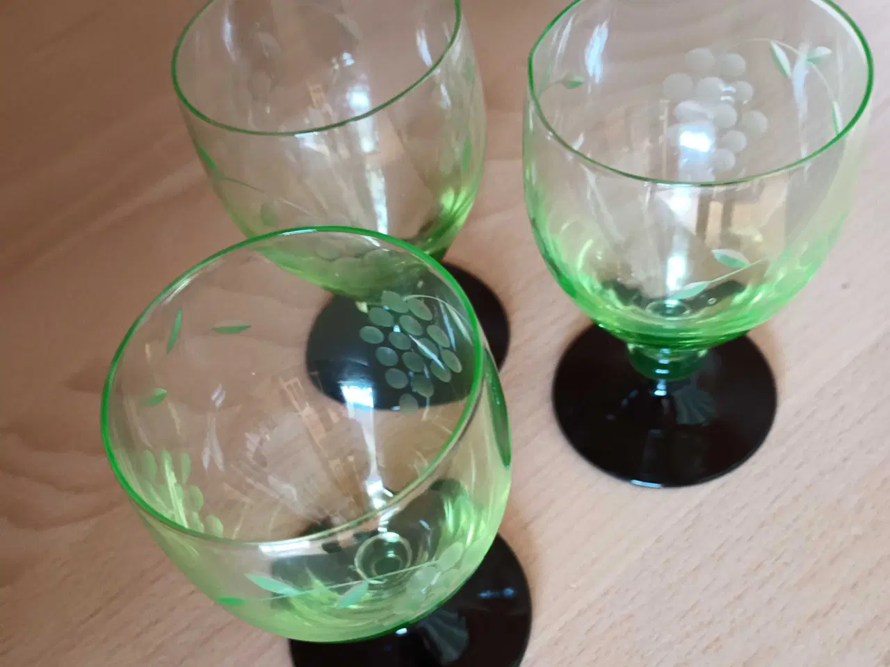 Billede 2 - 3 grønne hvidvinsglas - vindruer