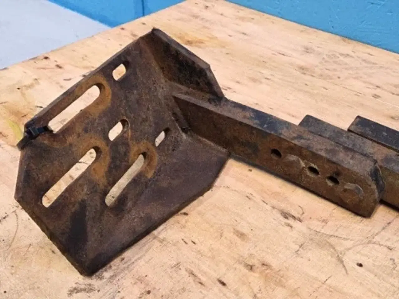 Billede 5 - Massey Ferguson 6290 Hjulskærm Beslag L.  3784571M1