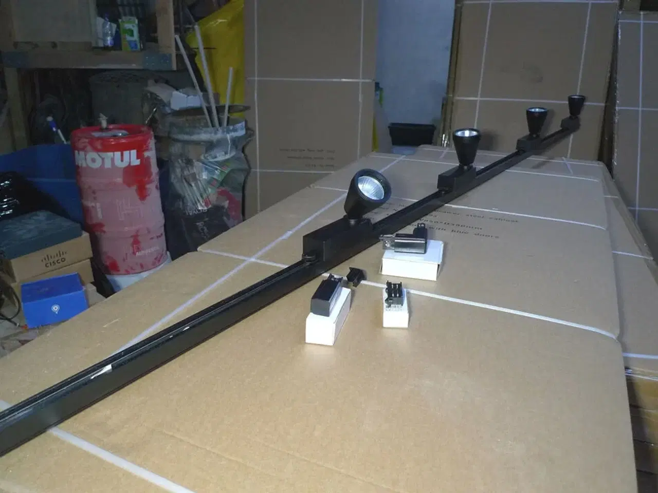 Billede 3 - 230V lysskinne 300cm sort m/4 stk. lamper + monteringstilbehør