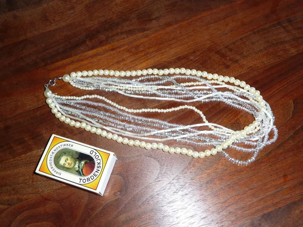 Billede 1 - hvid perle kæde, med flere forskellige 