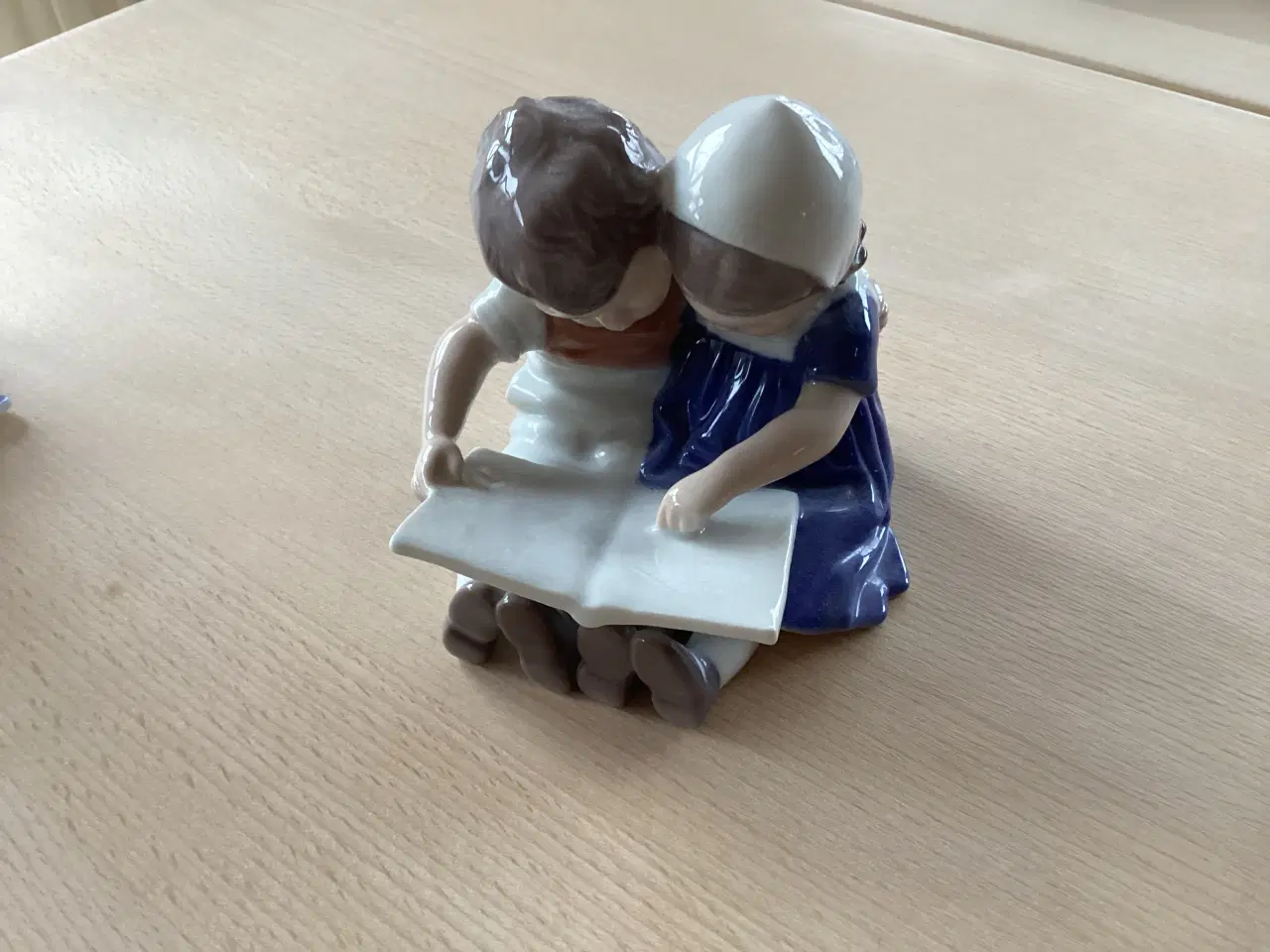 Billede 1 - B&G figur Læsende børn
