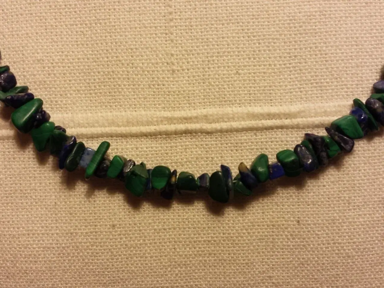 Billede 2 - Flot halskæde med grønne og blå sten