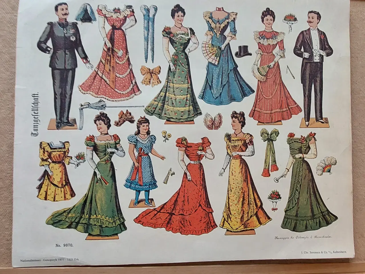 Billede 8 - Lot påklædningsdukker