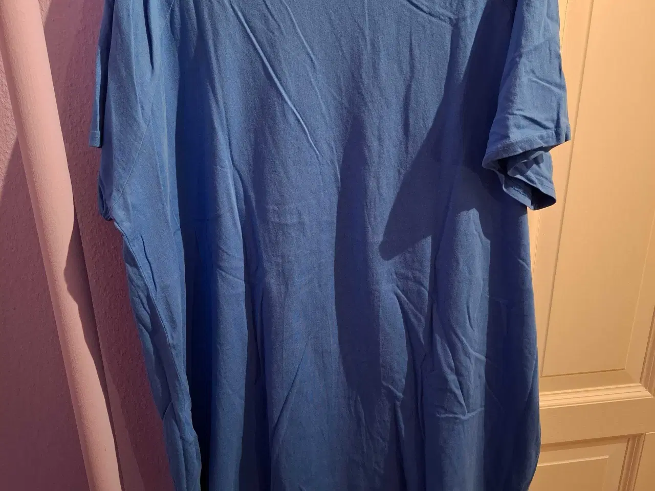 Billede 2 - Blå t-shirt fra Cellbess I str. 54-56