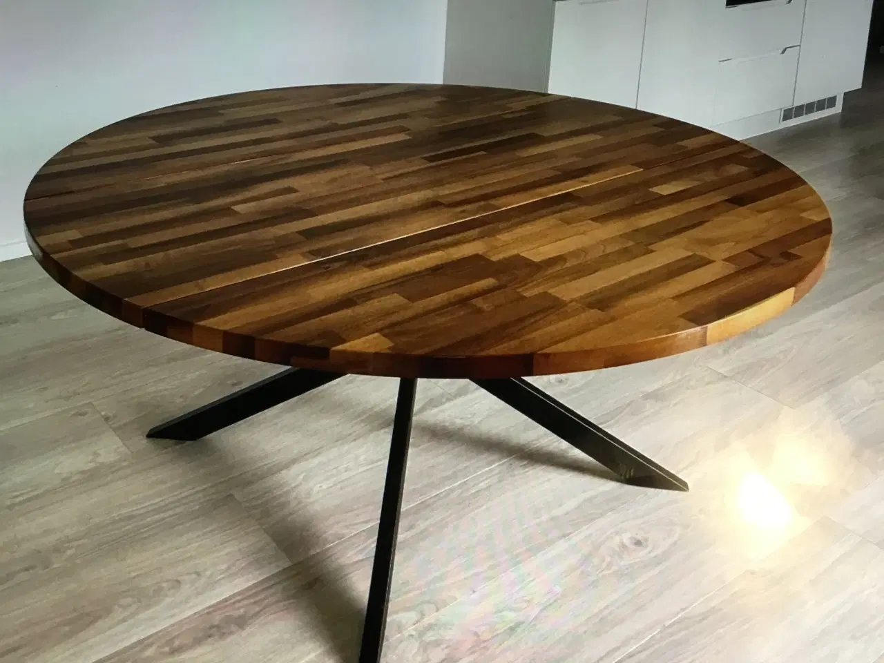 Billede 1 - Snedkerfremstillet rund spisebord, valnøddetræ