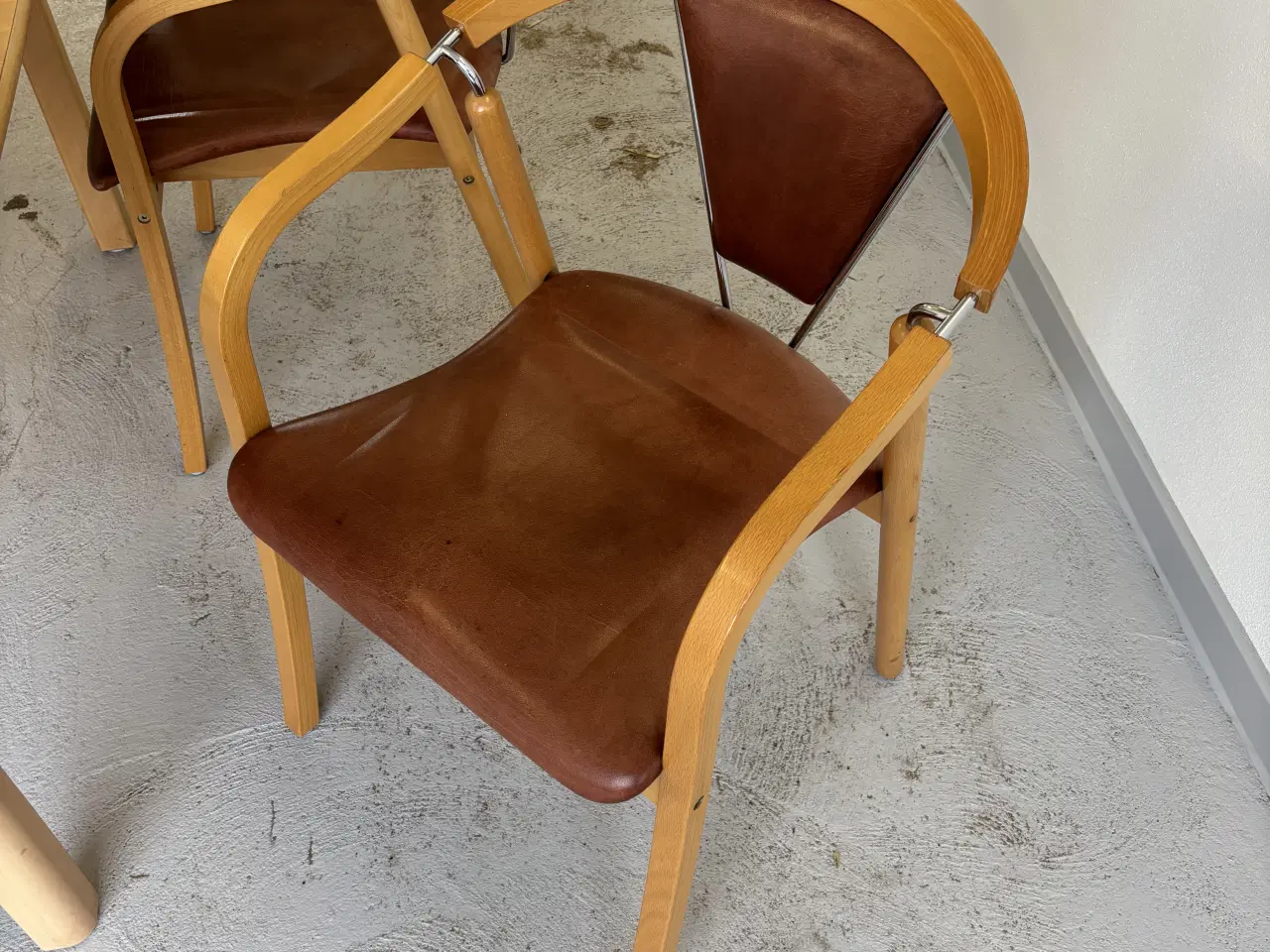 Billede 4 - Spisebord med 4 stole 