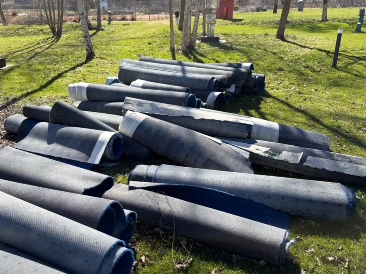 Billede 1 - Kunstgræs (blå) bortgives