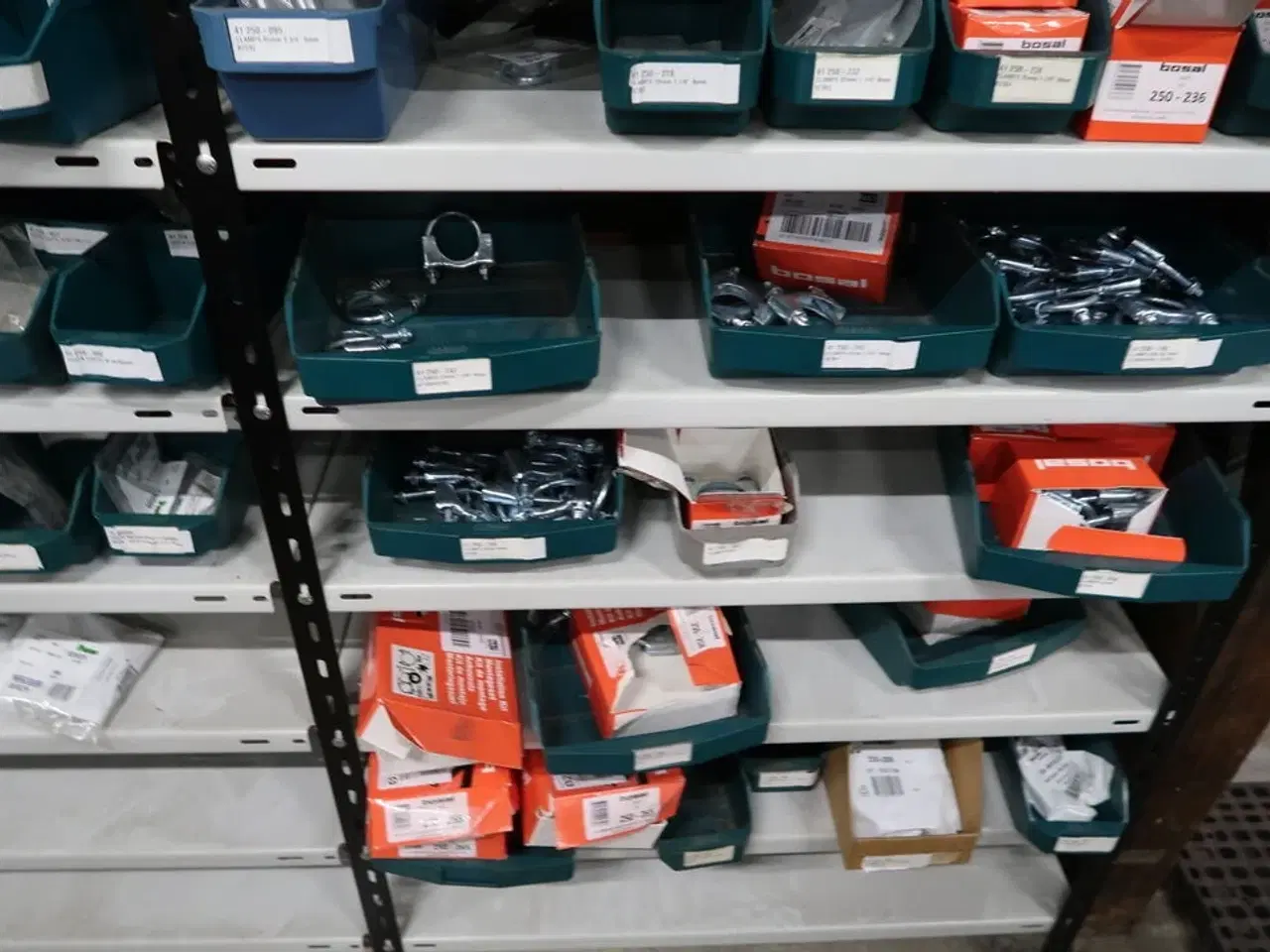 Billede 8 - 6 fag lagerreoler med indhold