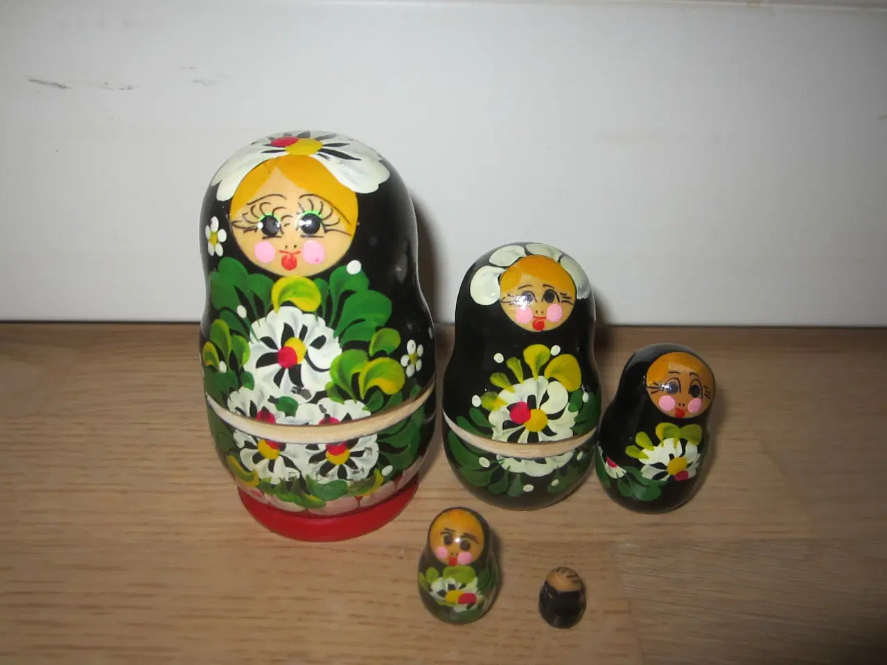 Billede 1 - Flot  Babushka med 5 dukker, den største er ca 8 c