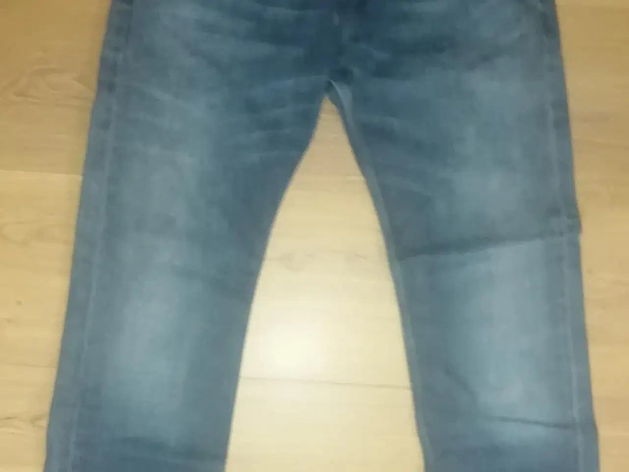 Billede 4 - LEE JEANS MED FLOTTE DETALJER W36/31, I FLOT STAND